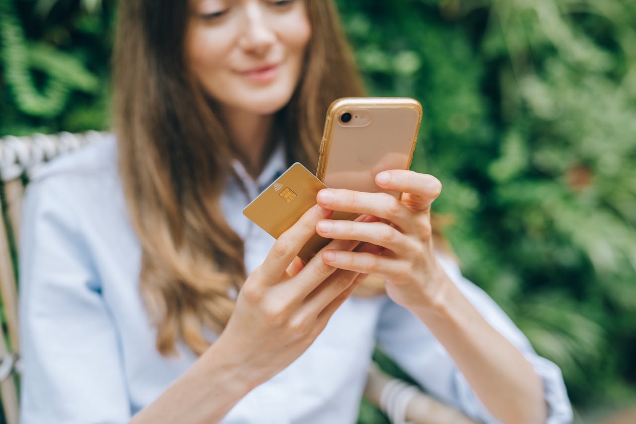 Mobil místo peněženky: 9 z 10 mladých Čechů platí telefonem